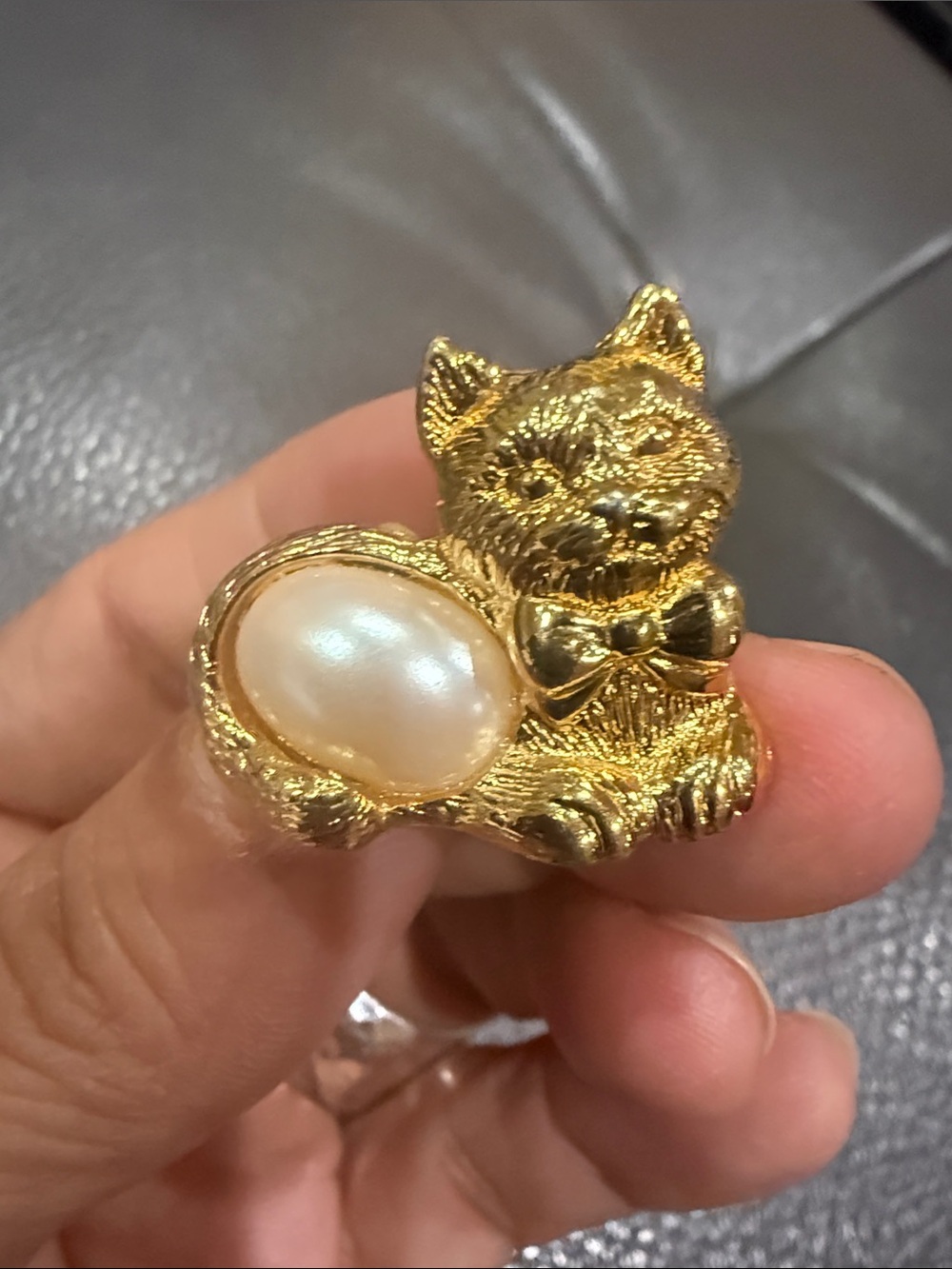Gold Cat Decorative Pet Brooch with Pearl Accent